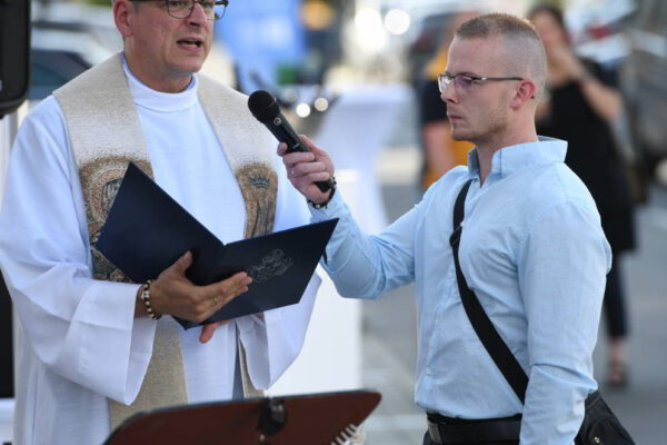 Pán farár ThLic. Peter Holbička požehnal domy aj kaplnku.